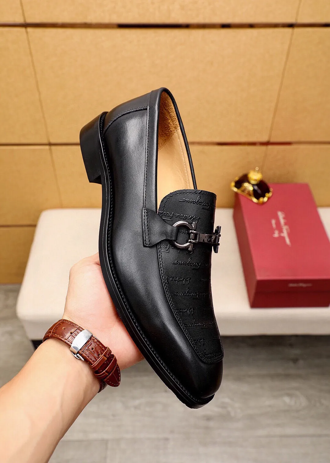 Men's shoes 💰460 💐 Product trademark: Ferragamo "Ferragamo" casual leather shoes Regular size: 38-44 (45.46.47🉑️Customized) Product materials: Selected imported first-layer calfskin embossed upper + luxury hardware buckle, imported water-dyed cow leather lining. Strong three-dimensional visual effect, original outsole color: 2 colors available